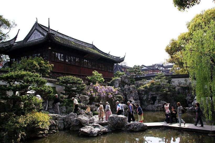 4-Hour Shanghai Best Garden and Temple Tour with Tea Tasting - Jade Buddha Temple and its serene halls