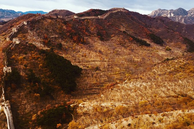 All Inclusive Private Hiking Tour from Huanghuacheng Water Great Wall to Xishuiyu - Reaching the wall at Huanghuacheng