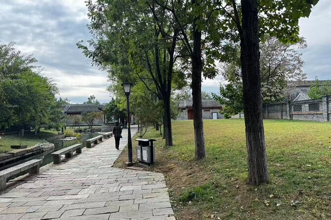 Beijing City Walk: Explore Hutongs Life and Old Beijing - Nanluoguxiang, Drum Tower, and Houhai after dark