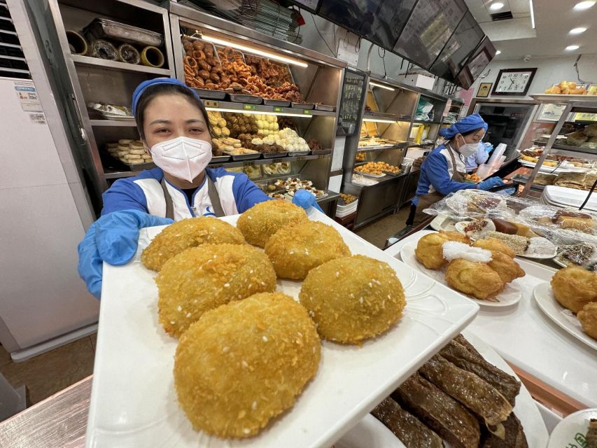Beijing: Hutong Private Culinary Walking Tour - First tastes: Beijing snacks with strong personalities