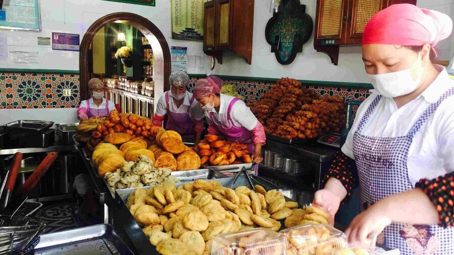 Beijing: Hutong Private Culinary Walking Tour - Meeting your guide and reaching the Hutong