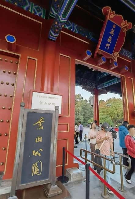 Beijing: Jingshan Park Entry Ticket - Reaching the Hilltop View