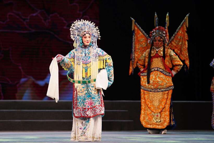 Beijing: Must-See Peking Opera at Liyuan Theatre Ticket - Watching the faces and costumes take shape