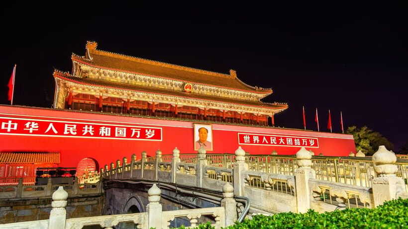 Beijing: Tiananmen Square Entry Registration Service - Walking across the square