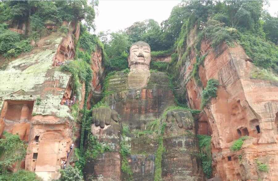 Chengdu Private Tour of Leshan Buddha and Panda Base - What the guide adds to the day