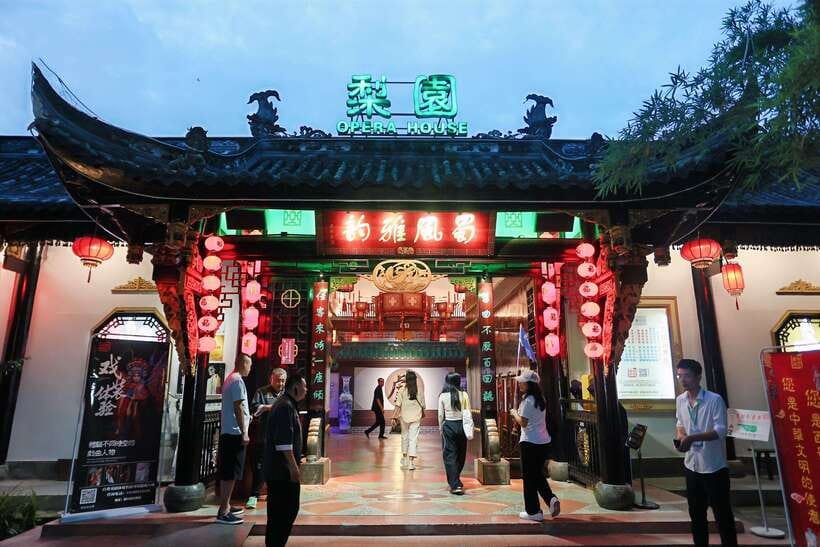 Chengdu: Sichuan Opera Face-Changing and Acrobatics Show - Why Face-Changing Is Chengdus Must-See Stage Trick