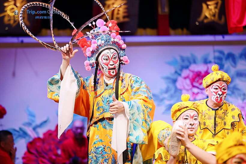 Chengdu: Sichuan Opera Face-Changing and Acrobatics Show - The Face-Changing Finale and Acrobatics