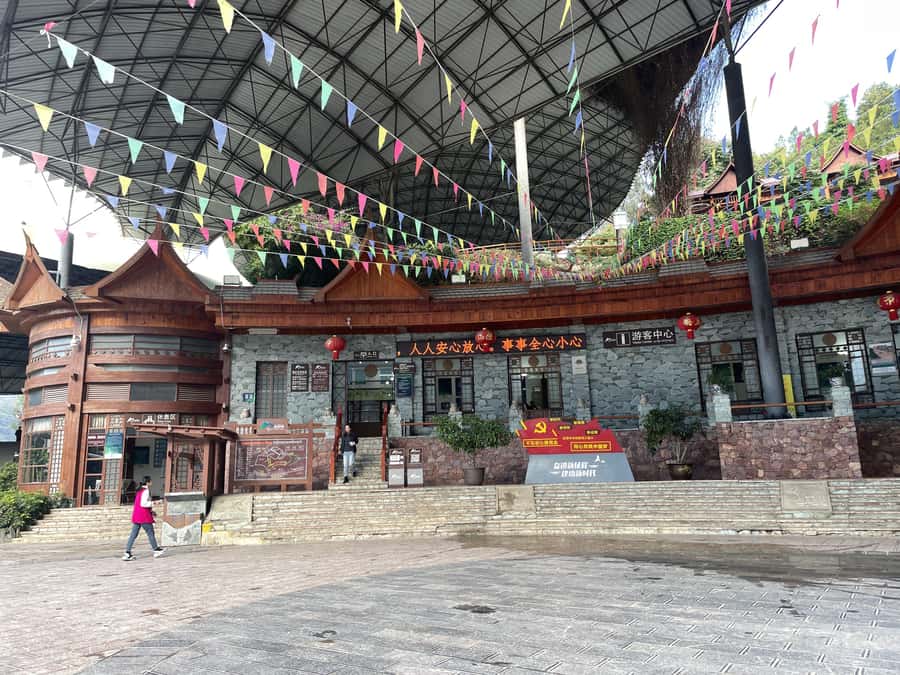 China Shangri-La Tiger Leaping Gorge : A Canyon Adventure - Walking the Jinsha River plank road