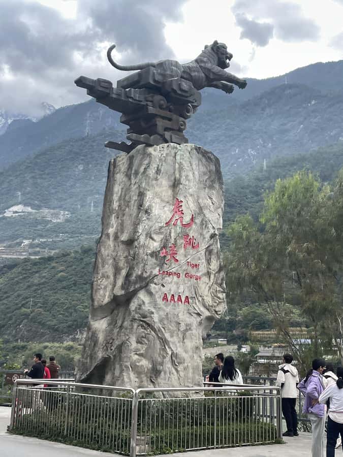 China Shangri-La Tiger Leaping Gorge : A Canyon Adventure - A Chinese lunch in Qiaotou
