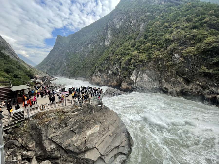 China Shangri-La Tiger Leaping Gorge : A Canyon Adventure - Drivers, group size, and communication