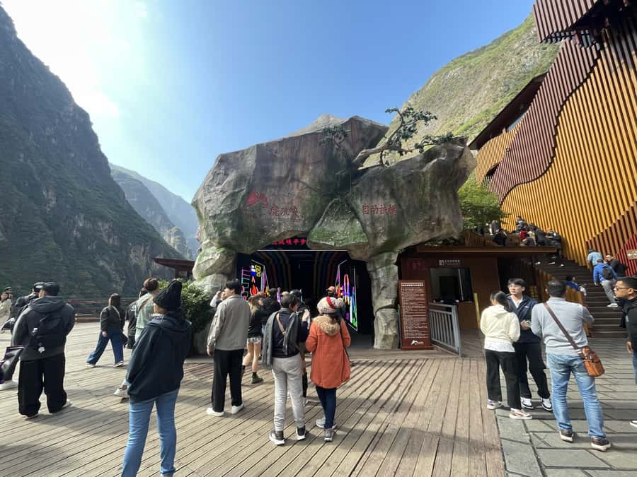 China Shangri-La Tiger Leaping Gorge : A Canyon Adventure - Timing, duration, and the nine-hour question