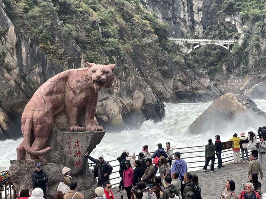 China Shangri-La Tiger Leaping Gorge : A Canyon Adventure - The electric escalator and the walking choice