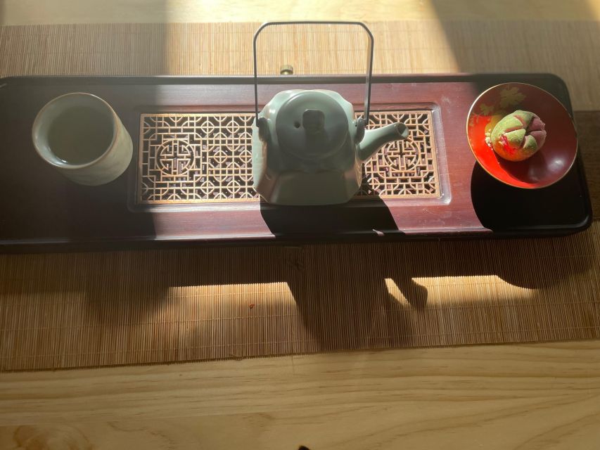 Chinese Tea ceremony in Beijing Hutong courtyard - Choosing between green, black, oolong, and Pu’er