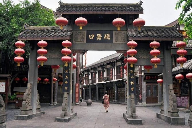Chongqing Local Food Tour Adventure - Drinks, age rules, and the social side