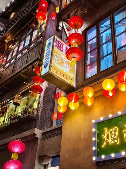 Chongqing: Trendy Spots, Cableway & Ferry Private Tour - Liziba and the train through the building