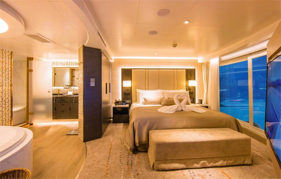 Chongqing: Yangtze River Cruise with Meals and Accommodation - Staff, guides, and communication