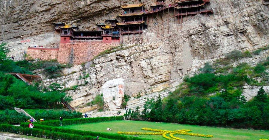 Datong: Temples and Grottoes day tour with tickets options - Lunch between the two sights
