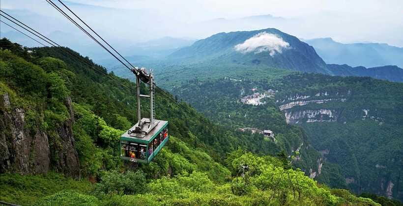 From Chengdu: Mount Emei Day Trip with Golden Summit Visit - Taking the cable car to the Golden Summit