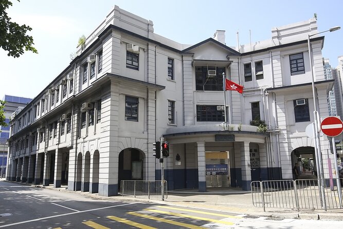Full Day Private Trip in Hong Kong( impeccable local )walk tour - Victoria Peak begins with a taxi and a tram