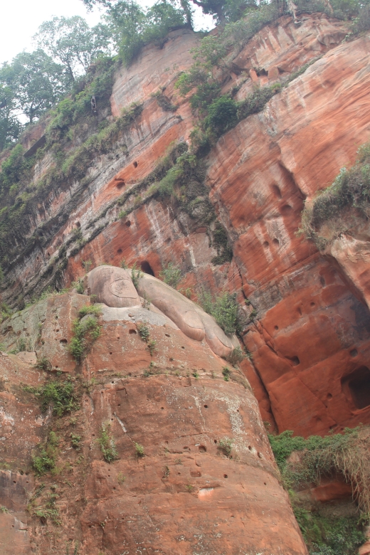 Full-Day Tour of Leshan's Giant Buddha from Chengdu - Climbing beside the Buddha