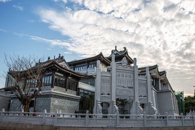 Guangzhou Walking Tour To Explore The Old Xiguan Area - Renwen Temple and Liwanhu Park