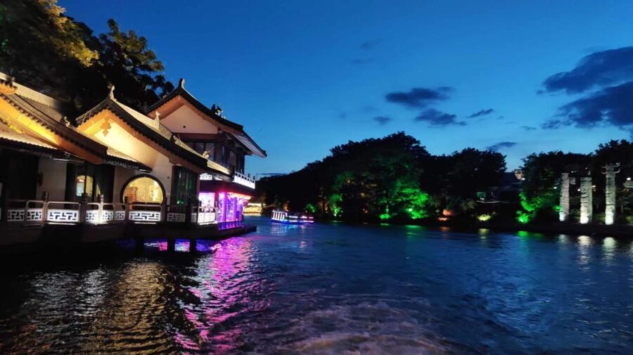 Guilin: Four Lakes Night Cruise with Round-trip Transfer - The twin pagodas and the best photo chances
