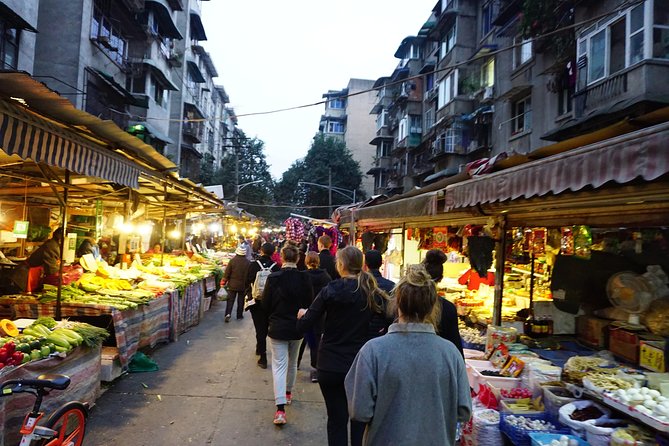 Half-Day Chengdu Cooking Class with a Local Market Visit - Meeting the guide near Yi Huan Lu