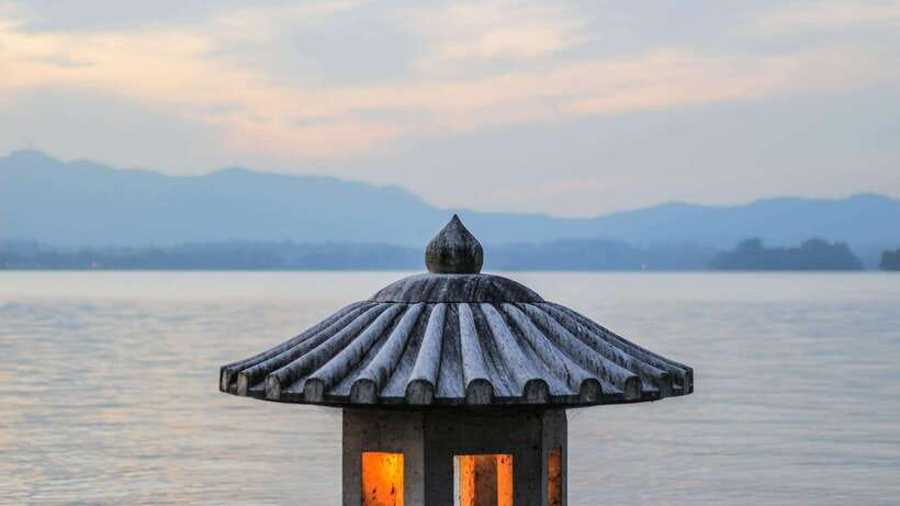 Hangzhou:Luxury West Lake Cruise+Santan Yinyue Island Ticket - The short crossing to Santan Yinyue Island