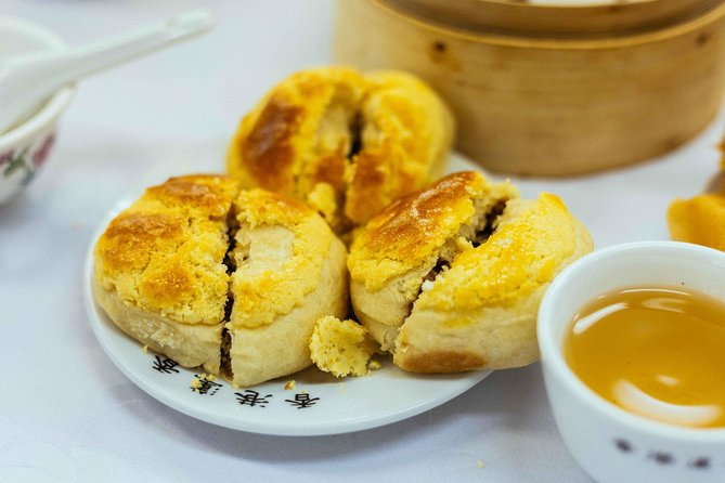Highlights & Hidden Gems With Locals: Best of Hong Kong Private Tour - Graham Street Market and the working city