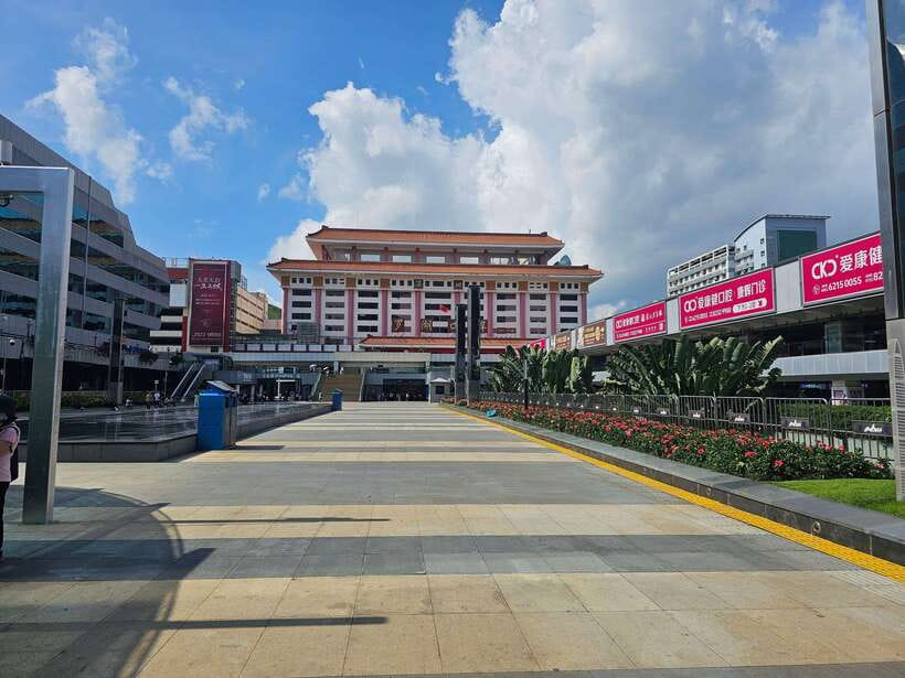 Historia and Entertain Tour of the Youngest City of China - From rural fields to the Citizens Plaza