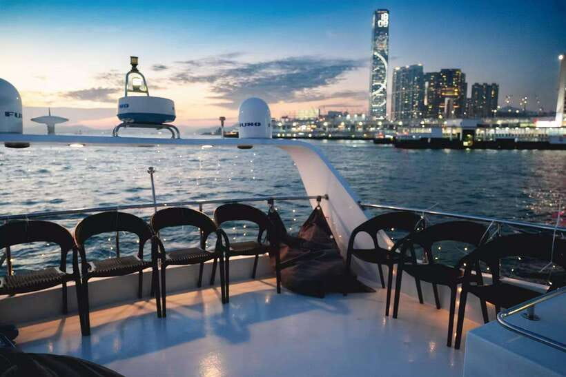HK: Victoria Harbor Tour & Symphony of Lights (Free Drinks) - Drinks, snacks, and the real value of the ticket