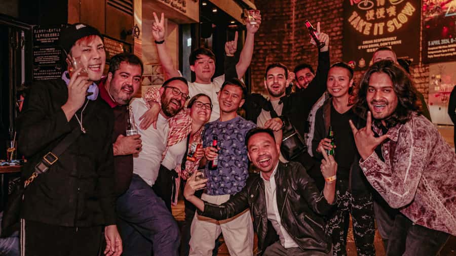 Hong Kong: 3-Hour Lan Kwai Fong Pub Crawl - How the guides shape the experience