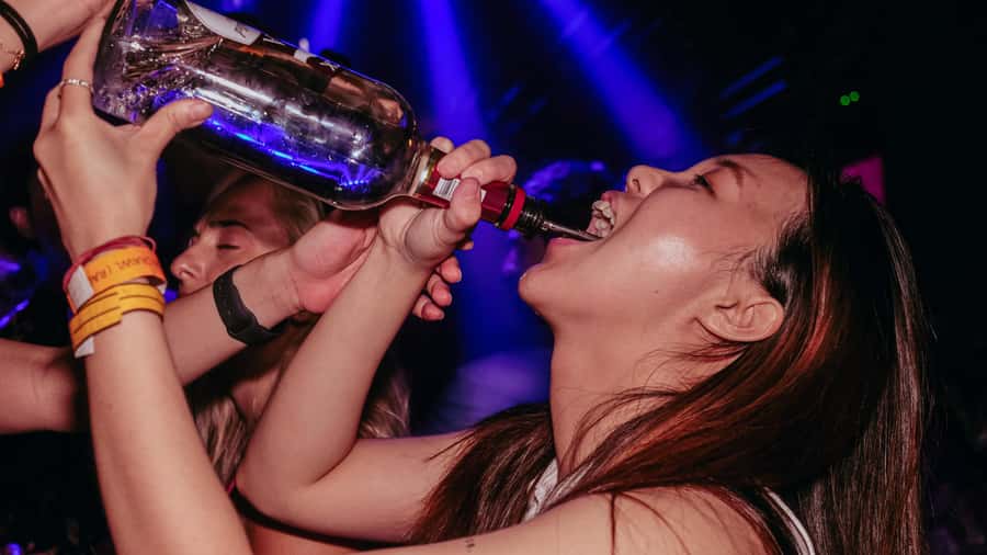 Hong Kong: 3-Hour Lan Kwai Fong Pub Crawl - Starting at Dead& Bar or the Lan Kwai Fong Amphitheatre