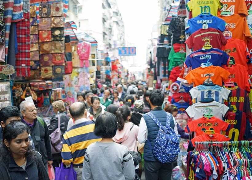 Hong Kong: City Landmarks Tour + Peak Tram Ticket + Lunch - Seeing ordinary housing beyond the skyline