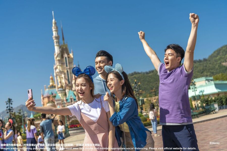 Hong Kong Disneyland Park Tickets - The Friendtastic! parade and nighttime Momentous