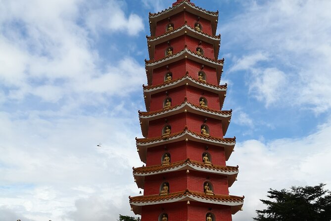 Hong Kong : Must-See Attractions Walking Tour With A Guide - Man Mo Temple and the final hour