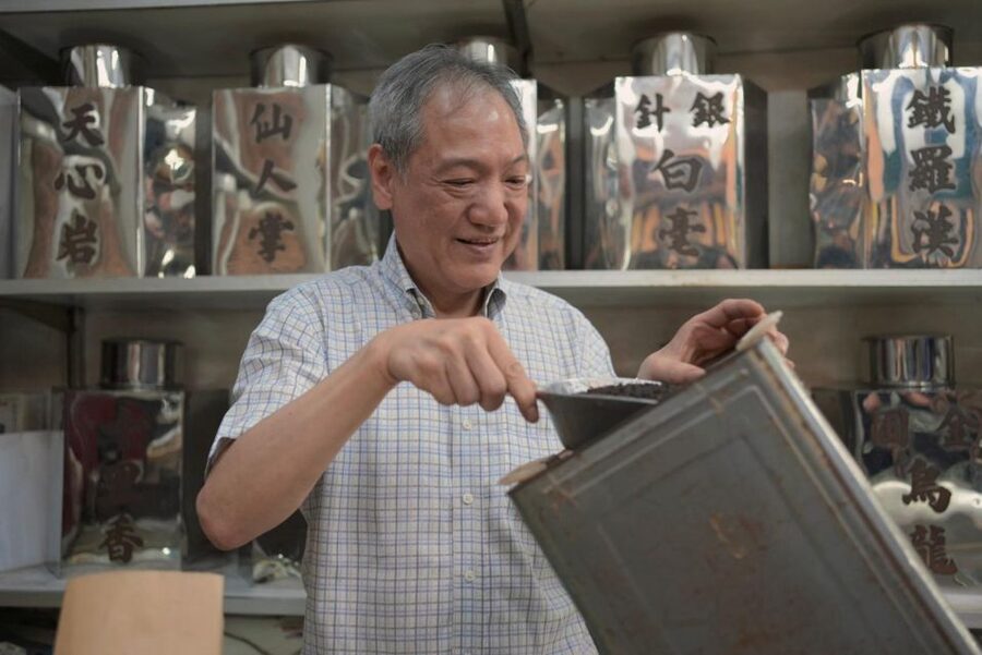 Hong Kong: Street Food Tour with Locals - Dim Sum and Wonton - Wing Lok Street and the dried seafood trade