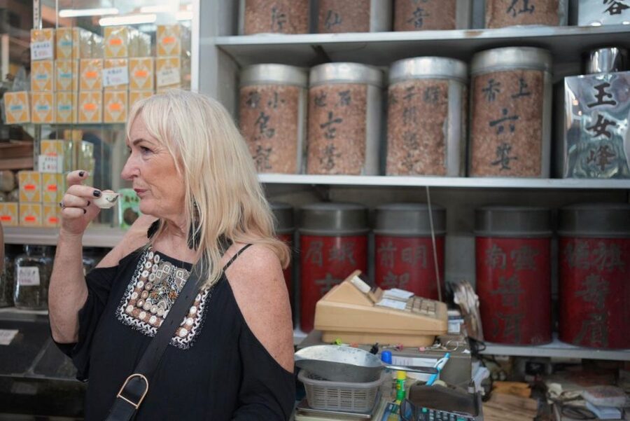 Hong Kong: Street Food Tour with Locals - Dim Sum and Wonton - Tea shops, cha chaan tengs and the silk-stocking myth