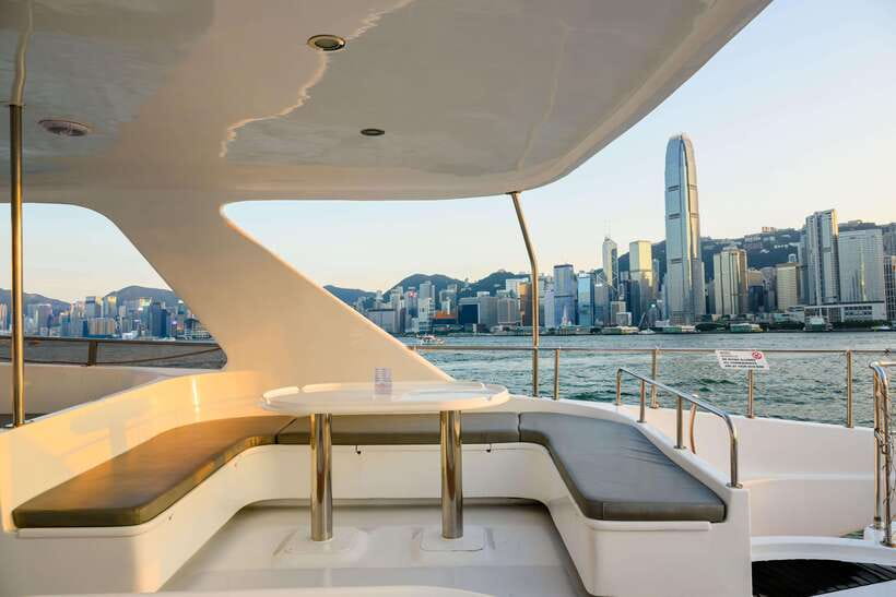 Hong Kong: Victoria Harbour Evening Cruise with Drinks - Drinks, snacks, and the small touches that matter