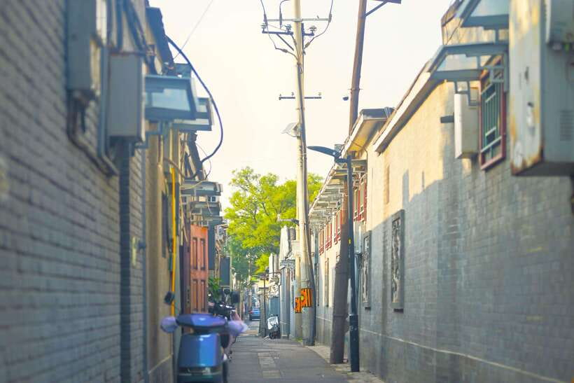 Hutong Walking Tour: Discover Real Beijing without Crowds - Palace of Ancient Monarchs and imperial symbolism