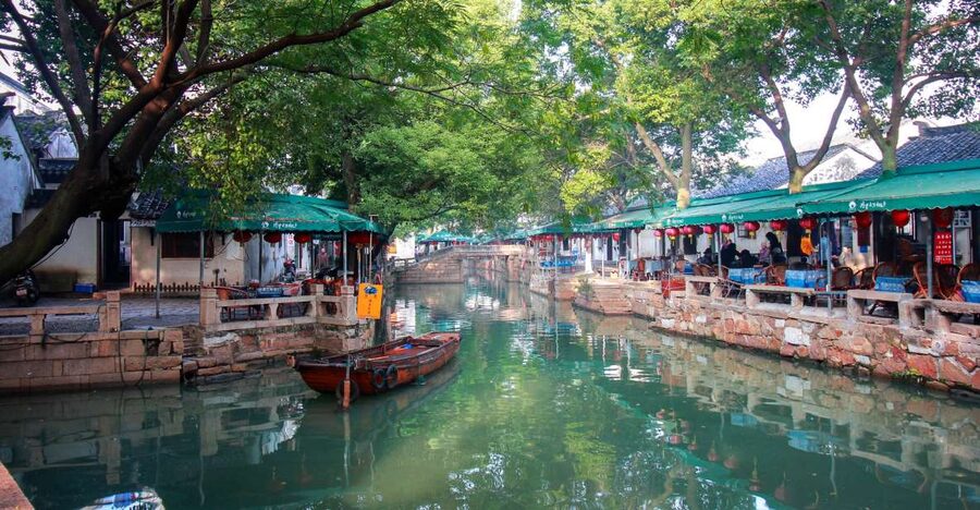 Immerse in Suzhou & Tongli: Private Day Trip - A local lunch between the canals and gardens