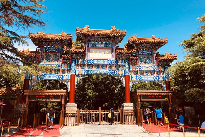 Lama Temple, Hutong and Silk & Pearl Market Private Day Tour - Hongqiao Market: pearls, small goods, and careful shopping