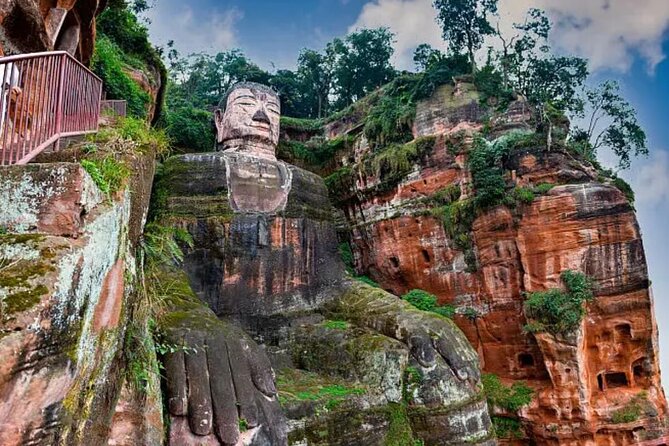 Leshan Buddha + Panda Base or Old Tea House Private Day Tour - The value of a private guide