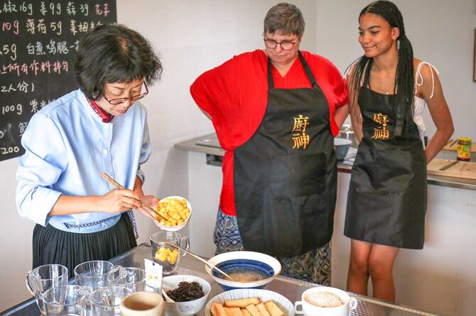 Lijiang Naxi Cuisine Cooking Class & Market Visit - A small group keeps the lesson hands-on