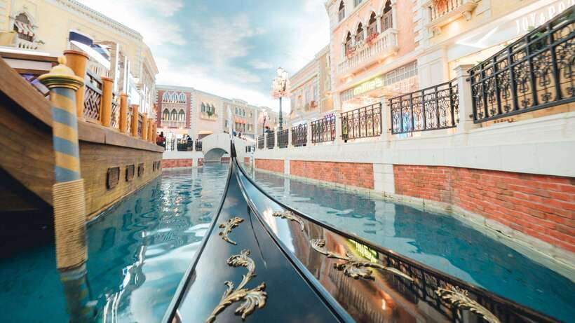 Macau: Venetian-Style Gondola Ride - What the gondola ride itself feels like