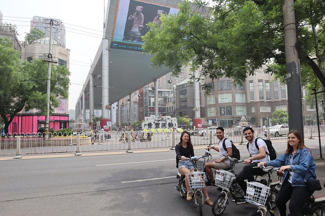 Modern Beijing Discovery by Bike - Galaxy SOHO: a curved beginning