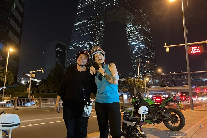 Modern Beijing Discovery by Bike - Sanlitun SOHO and the city’s social side