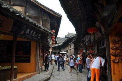 One Day Trip to Chengdu Panda Base and Leshan Buddha Tour