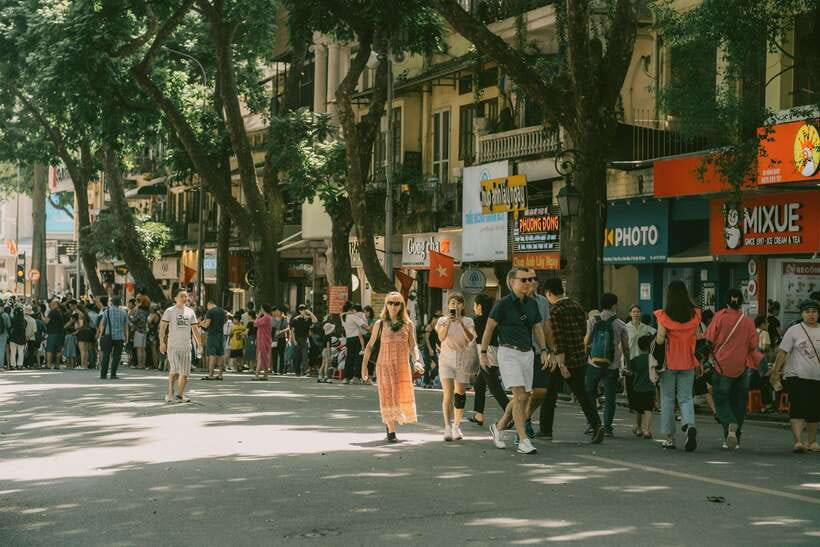 Private 3 hour bike tour with coffee break - The first 90 minutes, from city streets to older Shanghai