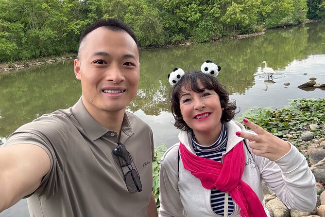 Private Chengdu Panda Base Tour with Hotel Pickup - What the private guide adds